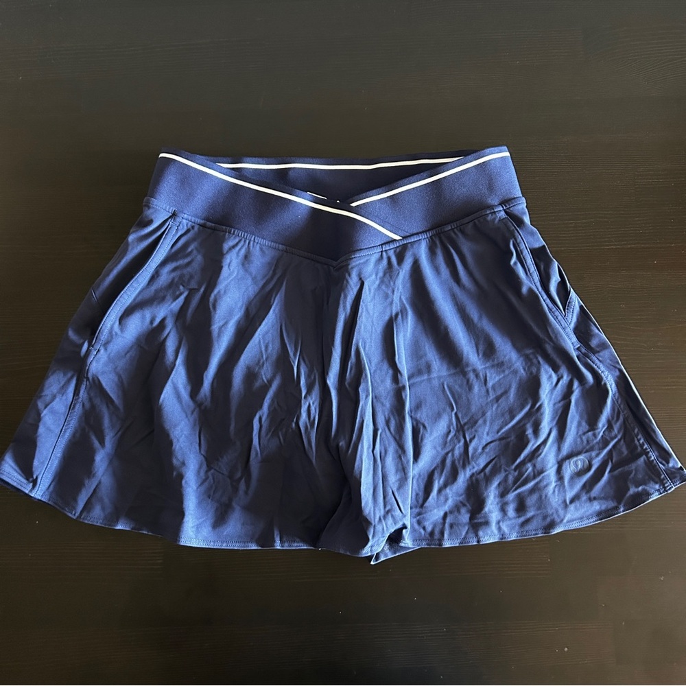 Lululemon V-Waist Mid-Rise Tennis Skirt -- Night Sea /Night Sea / White (Size 8)